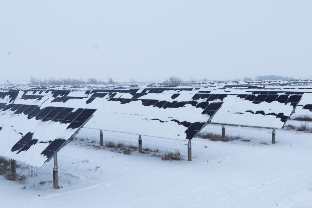 ¿Cómo generan electricidad los paneles fotovoltaicos de Xinjiang en invierno cuando nieva?